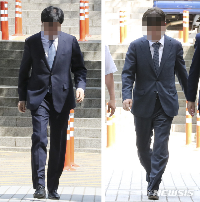 【서울=뉴시스】최진석 기자 = 삼성바이오로직스의 분식회계 의혹 관련 검찰 수사에 대비해 증거 인멸을 논의하고 지시한 혐의를 받고 있는 안모(왼쪽) 삼성전자 사업지원TF 부사장과 이모 삼성전자 재경팀 부사장이 4일 오전 서울 서초구 서울중앙지법으로 구속 전 피의자 심문(영장실질심사)을 받기 위해 출석하고 있다. 2019.06.04.&nbsp; myjs@newsis.com