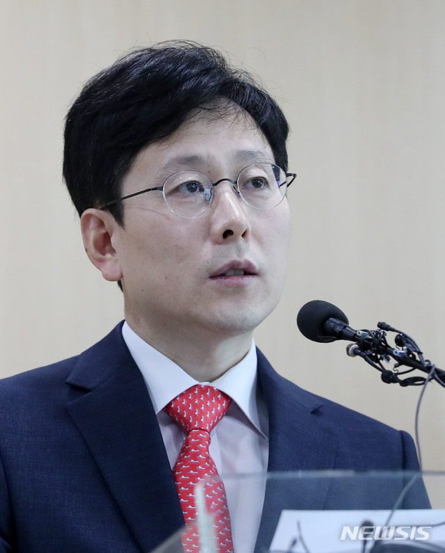 【서울=뉴시스】박미소 기자 = 여환섭 법무부 검찰과거사위원회 수사권고 관련 수사단장이 4일 오전 서울 송파구 서울동부지방검찰청 대회의실에서 김학의 전 법무차관의 뇌물수수 및 성범죄 의혹사건에 대한 중간수사 결과를 발표하고 있다. 2019.06.04. misocamera@newsis.com