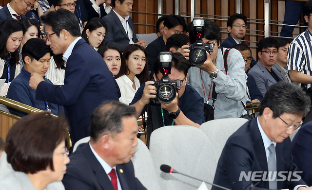 【서울=뉴시스】이종철 기자 = 4일 서울 여의도 국회에서 열린 바른미래당 의원총회에 참석했던 정병국 의원이 회의장을 떠나고 있다. 2019.06.04. jc4321@newsis.com