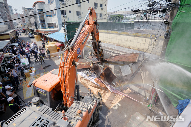 【대구=뉴시스】우종록 기자 = 대구 성매매 집결지인 속칭 ‘자갈마당’ 철거작업이 시작된 4일 오전 대구 중구 도원동 자갈마당에서 작업자들이 중장비를 동원해 건물을 철거하고 있다. 자갈마당 부지 및 주변 일대는 지하 6층, 지상 49층 규모로 아파트 886가구와 오피스텔 256세대의 주상복합단지 등이 들어설 계획이다. 준공 예상 시기는 2023년 3월이다. 2019.06.04.wjr@newsis.com