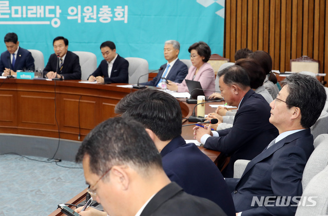 【서울=뉴시스】이종철 기자 = 4일 서울 여의도 국회에서 열린 바른미래당 의원총회에 참석한 유승민 의원(오른쪽)이 손학규 대표의 발언을 들으며 심각한 표정을 하고 있다. 2019.06.04.&nbsp; jc4321@newsis.com