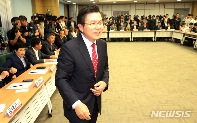 【서울=뉴시스】 박영태 기자 = 4일 오전 서울 여의도 국회 의원회관에서 열린 자유한국당 2020 경제대전환 위원회 출범식에서 황교안 대표가 참석자들과 인사를 나눈 후 자리로 이동하고 있다. 2019.06.04. since1999@newsis.com