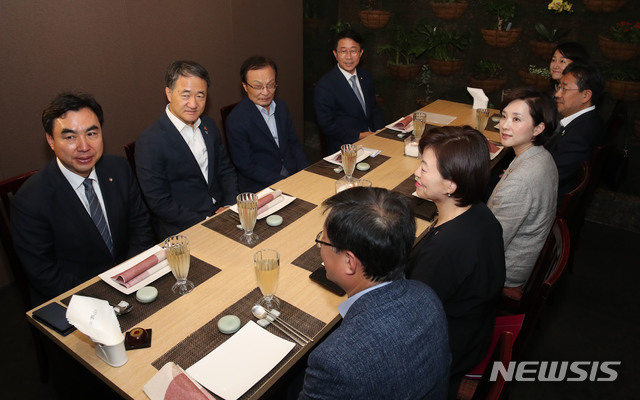 【서울=뉴시스】고승민 기자 = 4일 서울 여의도의 한 식당에서 더불어민주당 이해찬 대표가 사회관계부처 장관들과 오찬을 하고 있다.윤관석(왼쪽부터 시계방향) 민주당 의원, 박능후 보건복지부 장관, 이 대표, 조정식 정책위의장, 이재정 의원, 박양우 문화체육관광부 장관, 유은혜 사회부총리 겸 교육부 장관, 진선미 여성가족부 장관, 김성환 의원. 2019.06.04.photo@newsis.com