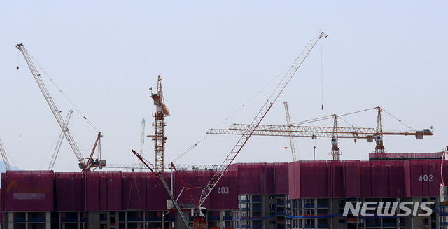 【세종=뉴시스】이영환 기자 = 한국노총과 민주노총 등 타워크레인 양대 노조가 무기한 총파업에 들어간 4일 세종시의 한 공사장에 타워크레인이 멈춰 서 있다. 2019.06.04. 20hwan@newsis.com