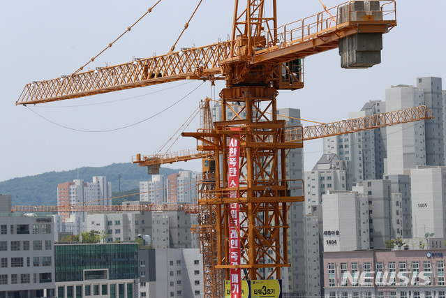 【세종=뉴시스】이영환 기자 = 한국노총과 민주노총 등 타워크레인 양대 노조가 무기한 총파업에 들어간 4일 세종시의 한 공사장에 타워크레인이 멈춰 서있는 가운데 '시한폭탄 소형타워크레인 즉각폐기' 플래카드가 걸려있다. 2019.06.04.&nbsp; 20hwan@newsis.com