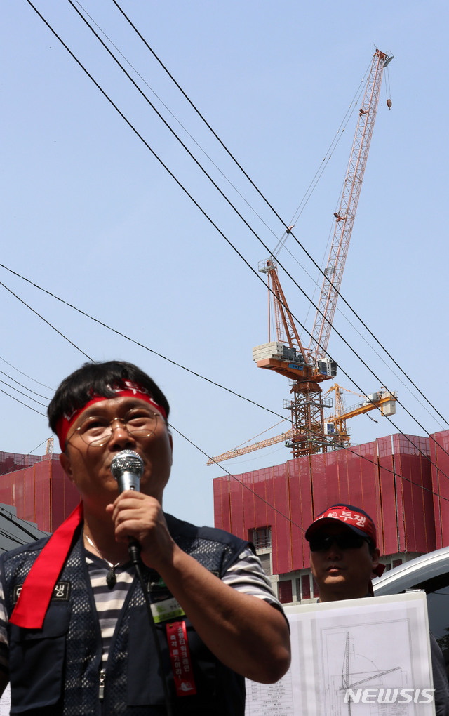 【서울=뉴시스】박주성 기자 = 한국노총과 민주노총 등 타워크레인 양대 노조가 무기한 총파업에 들어간 가운데 4일 오전 건설노조가 서울 신길동 한 아파트 공사현장앞에서 타워크레인 총파업 기자간담회를 하고 있다.&nbsp; 건설노조는 “소형타워크레인은 제대로된 등록기준을 갖고 있지 않고 검사도 엉터리로 진행되고 있다. 안전하지 않다”며 "국토부가 소형타워크레인에 대해 전향적인 자세와 확실한 대책 마련을 하지 않을 경우 전국의 타워크레인은 계속 멈춰서게 될 것"이라고 경고했다. 2019.06.04.&nbsp; park7691@newsis.com