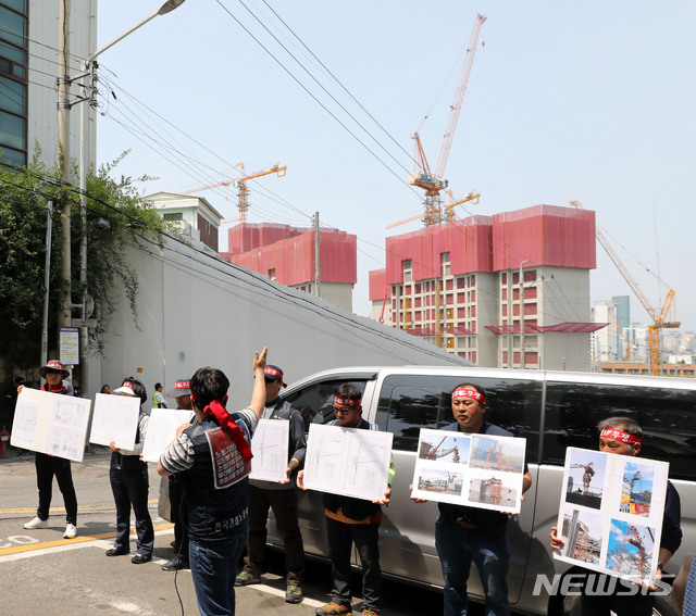 【서울=뉴시스】박주성 기자 = 한국노총과 민주노총 등 타워크레인 양대 노조가 무기한 총파업에 들어간 가운데 4일 오전 건설노조가 서울 신길동 한 아파트 공사현장앞에서 타워크레인 총파업 기자회견을 하고 있다.&nbsp; 건설노조는 “소형타워크레인은 제대로된 등록기준을 갖고 있지 않고 검사도 엉터리로 진행되고 있다. 안전하지 않다”며 "국토부가 소형타워크레인에 대해 전향적인 자세와 확실한 대책 마련을 하지 않을 경우 전국의 타워크레인은 계속 멈춰서게 될 것"이라고 경고했다. 2019.06.04.&nbsp; park7691@newsis.com