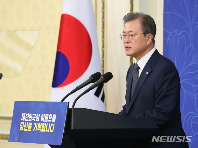 【서울=뉴시스】전신 기자 = 문재인 대통령이 4일 청와대 영빈관에서 열린 국가유공자 및 보훈가족 초청 오찬에서 인사말하고 있다. 2019.06.04.&nbsp; photo1006@newsis.com