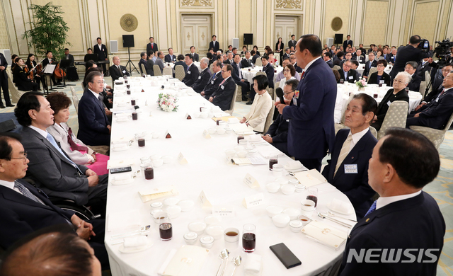 【서울=뉴시스】전신 기자 = 문재인 대통령이 4일 청와대 영빈관에서 열린 국가유공자 및 보훈가족 초청 오찬에서 무공수훈자회장인 박종길 씨의 인사말을 듣고 있다. 2019.06.04. photo1006@newsis.com