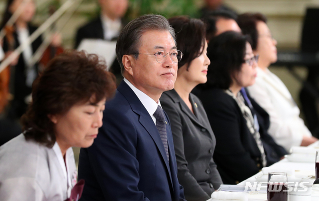 【서울=뉴시스】전신 기자 = 문재인 대통령이 4일 청와대 영빈관에서 열린 국가유공자 및 보훈가족 초청 오찬에서 무공수훈자회장인 박종길 씨의 인사말을 듣고 있다. 2019.06.04. photo1006@newsis.com