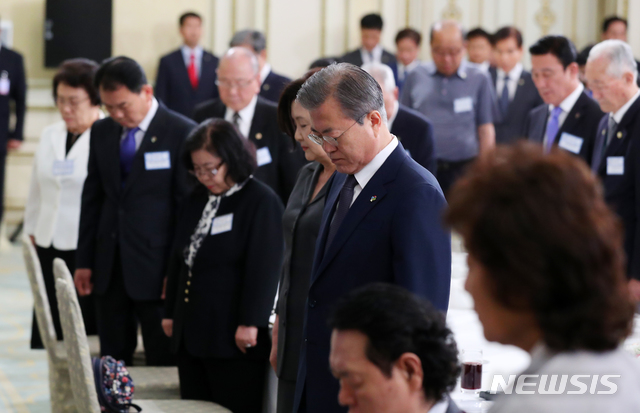 【서울=뉴시스】전신 기자 = 문재인 대통령이 4일 청와대 영빈관에서 열린 국가유공자 및 보훈가족 초청 오찬에서 묵념하고 있다. 2019.06.04. photo1006@newsis.com