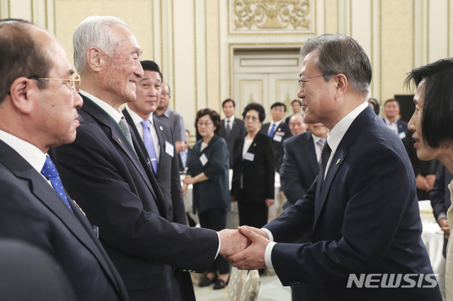 【서울=뉴시스】전신 기자 = 문재인 대통령이 4일 청와대 영빈관에서 열린 국가유공자 및 보훈가족 초청 오찬에 입장하며 박희모 6.25 참전유공자회장과 인사하고 있다. 2019.06.04. photo1006@newsis.com