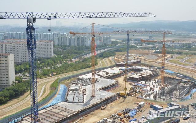 【울산=뉴시스】배병수 기자 = 전국 타워크레인이 파업투쟁에 돌입한 4일 오후 울산시 북구 송정택지개발예정지구에서 타워크레인 노조 조합원이 크레인에 올라가 고공농성을 벌이고 있다. 2019.06.04.&nbsp; bbs@newsis.com. 