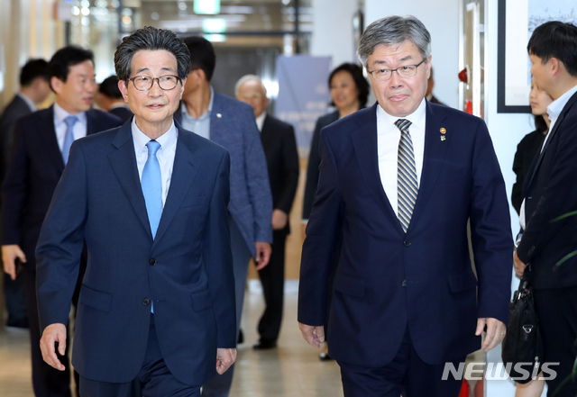 【서울=뉴시스】 이윤청 기자 = 이재갑(오른쪽) 고용노동부 장관과 이목희 일자리위원회 부위원장이 4일 서울 중구 고용노동청에서 열린 제11차 일자리위원회에 참석하고 있다. 2019.06.04. radiohead@newsis.com