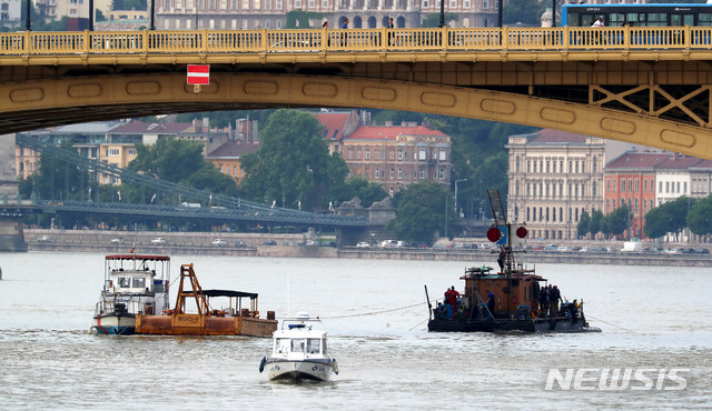 【부다페스트(헝가리)=뉴시스】추상철 기자 =유람선 침몰 사고 발생 일주일이 지난 4일 오전(현지시각) 헝가리 부다페스트 다뉴브강 사고현장에서 헝가리 구조대가 수색작업을 하고 있다. 2019.06.04.&nbsp; scchoo@newsis.com