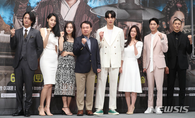 【서울=뉴시스】조수정 기자 = TV CHOSUN 특별기획드라마 '조선생존기' 제작발표회가 열린 4일 오후 서울 논현동 임피리얼팰리스호텔에서 감독과 배우들이 포즈를 취하고 있다. 왼쪽부터 배우 한재석, 윤지민, 박세완, 장용우 감독, 배우 송원석, 경수진, 강지환, 이재윤. 조선생존기는 6월 8일 10시 50분 첫 방송을 시작으로 매주 토일 방송한다. 2019.06.04. chocrystal@newsis.com