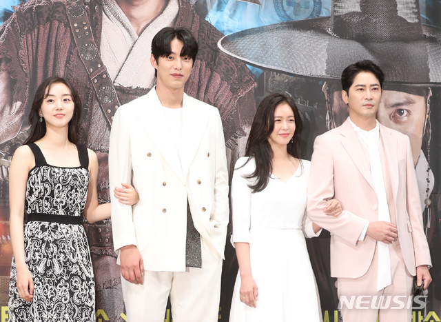 【서울=뉴시스】조수정 기자 = TV CHOSUN 특별기획드라마 '조선생존기' 제작발표회가 열린 4일 오후 서울 논현동 임피리얼팰리스호텔에서 배우 강지환, 경수진, 송원석, 박세완(오른쪽부터)이 포즈를 취하고 있다. 조선생존기는 6월 8일 10시 50분 첫 방송을 시작으로 매주 토일 방송한다. 2019.06.04. chocrystal@newsis.com