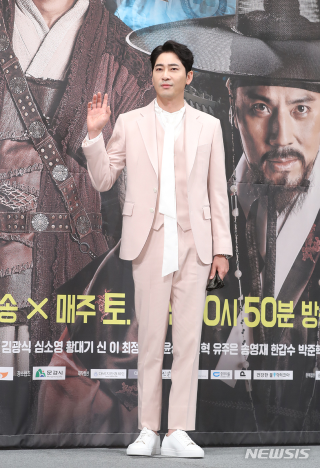 【서울=뉴시스】조수정 기자 = TV CHOSUN 특별기획드라마 '조선생존기' 제작발표회가 열린 4일 오후 서울 논현동 임피리얼팰리스호텔에서 배우 강지환이 포즈를 취하고 있다. 조선생존기는 6월 8일 10시 50분 첫 방송을 시작으로 매주 토일 방송한다. 2019.06.04. chocrystal@newsis.com