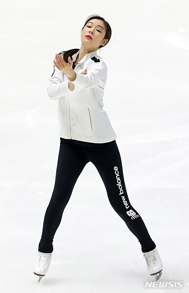 【서울=뉴시스】배훈식 기자 = 4일 오후 서울 송파구 올림픽체조경기장 내 케이스포돔 특설링크에서 올댓스케이트 2019 아이스쇼에 출연하는 김연아가 리허설을 하고 있다. 2019 2019.06.04. dahora83@newsis.com