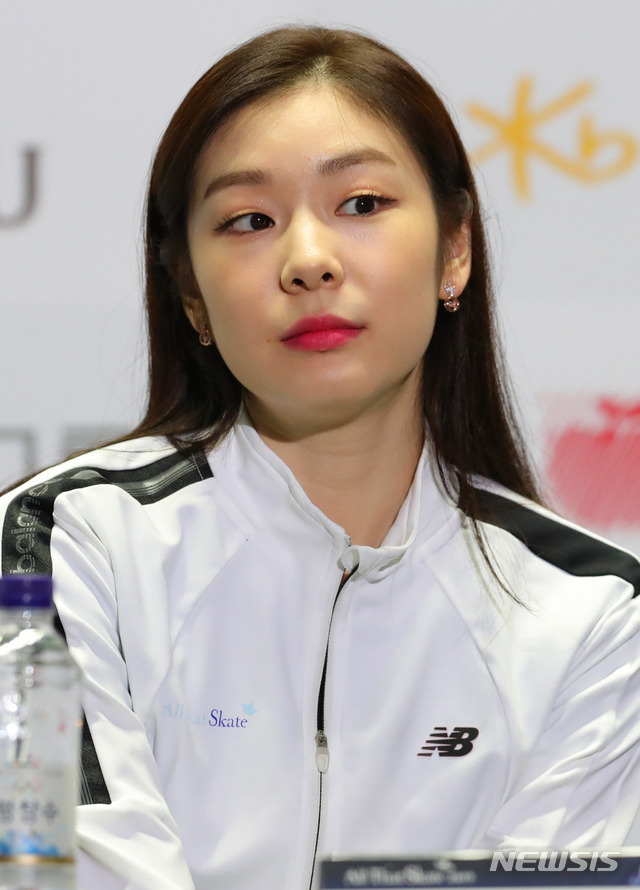 【서울=뉴시스】배훈식 기자 = 4일 오후 서울 송파구 올림픽체조경기장 내 케이스포돔 특설링크에서 열린 올댓스케이트 2019 아이스쇼 기자회견에 참석한 김연아가 취재진의 질문을 듣고 있다. 2019.06.04. dahora83@newsis.com