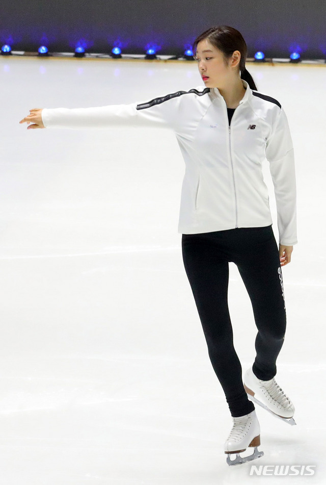 【서울=뉴시스】배훈식 기자 = 4일 오후 서울 송파구 올림픽체조경기장 내 케이스포돔 특설링크에서 올댓스케이트 2019 아이스쇼에 출연하는 김연아가 리허설을 하고 있다. 2019 2019.06.04. dahora83@newsis.com