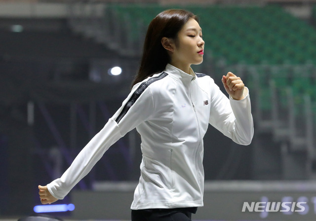 【서울=뉴시스】배훈식 기자 = 김연아가 4일 오후 서울 송파구 올림픽체조경기장 내 케이스포돔 특설링크에서 열린 올댓스케이트 2019 아이스쇼 기자회견에 참석하고 있다. 2019.06.04. dahora83@newsis.com