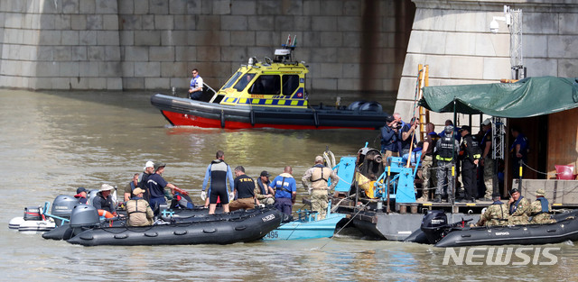 【부다페스트(헝가리)=뉴시스】추상철 기자 =유람선 침몰 사고 발생 일주일이 지난 4일 오전(현지시각) 헝가리 부다페스트 다뉴브강 사고현장에서 대한민국 정부 합동 신속 대응팀과 헝가리 구조대가 함께 수중 수색작업을 하고 있다. 2019.06.04.&nbsp;&nbsp; scchoo@newsis.com