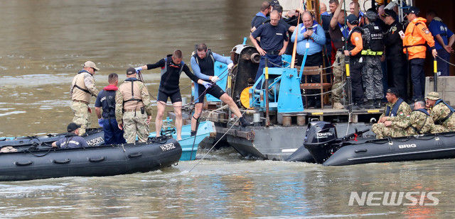 【부다페스트(헝가리)=뉴시스】추상철 기자 =유람선 침몰 사고 발생 일주일이 지난 4일 오전(현지시각) 헝가리 부다페스트 다뉴브강 사고현장에서 대한민국 정부 합동 신속 대응팀과 헝가리 구조대가 함께 수중수색을 하고 있다. 2019.06.04.&nbsp;&nbsp;&nbsp; scchoo@newsis.com 