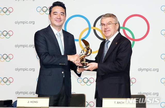 [서울=뉴시스] 4일(한국시간) 스위스 로잔의 올림픽박물관에서 토마스 바흐 IOC 위원장(오른쪽)과 홍정도 중앙일보 JTBC 대표이사 사장이 2026년부터 2032년까지 개최되는 동·하계 올림픽의 한국 중계권 조인 체결 후 기념촬영을 하고 있다. 2019.06.04. (사진=JTBC 제공) photo@newsis.com