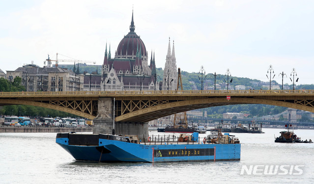 【부다페스트(헝가리)=뉴시스】추상철 기자 =유람선 침몰 사고 발생 일주일이 지난 4일 오전(현지시각) 헝가리 부다페스트 다뉴브강 사고현장에서 유람선 인양 크레인을 도울 바지선이 도착해 있다. 2019.06.04.&nbsp;&nbsp;&nbsp; scchoo@newsis.com 