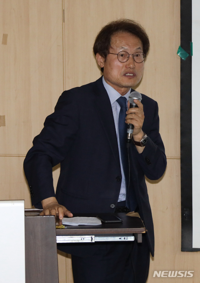 【서울=뉴시스】 고범준 기자 =조희연 서울시교육감이 지난 4일 오후 서울 마포구 홍익대학교에서 '한국의 미래, 교육에서 시작한다'를 주제로 강연하고 있다. 조 교육감은 26일 오전 서울 구로구에서 열린 학부모 대상 강연 이후 기자와 만나 자사고 재지정평가 위원 공개는 사실상 어렵다는 뜻을 밝혔다. 2019.06.04. (사진=서울시교육청 제공) photo@newsis.com