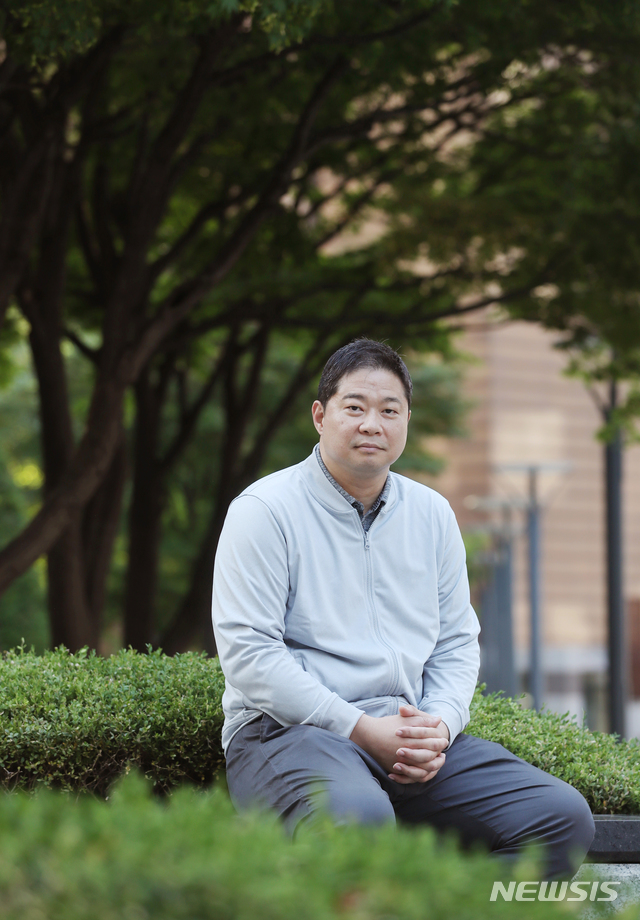 【서울=뉴시스】조수정 기자 = 현주엽 프로농구 창원 LG 감독이 4일 오후 서울 중구에서 인터뷰에 앞서 포즈를 취하고 있다. 2019.06.05. chocrystal@newsis.com