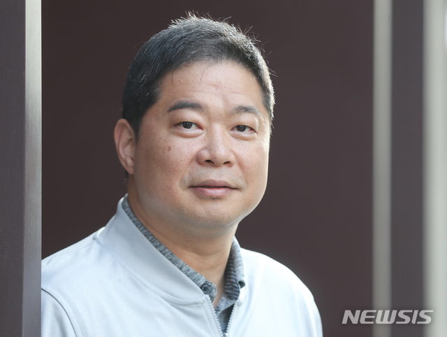 【서울=뉴시스】조수정 기자 = 현주엽 프로농구 창원 LG 감독이 4일 오후 서울 중구에서 인터뷰에 앞서 포즈를 취하고 있다. 2019.06.05. chocrystal@newsis.com