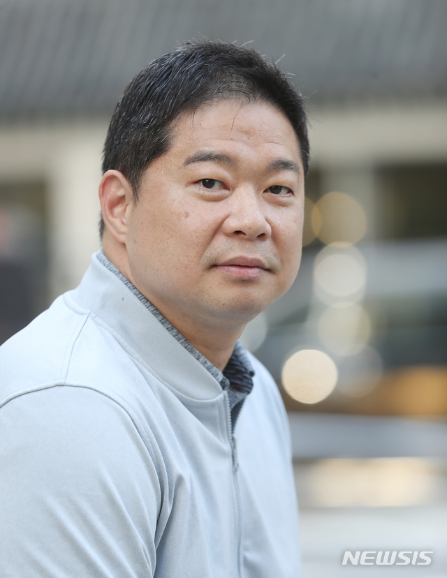 【서울=뉴시스】조수정 기자 = 현주엽 프로농구 창원 LG 감독이 4일 오후 서울 중구에서 인터뷰에 앞서 포즈를 취하고 있다. 2019.06.05. chocrystal@newsis.com