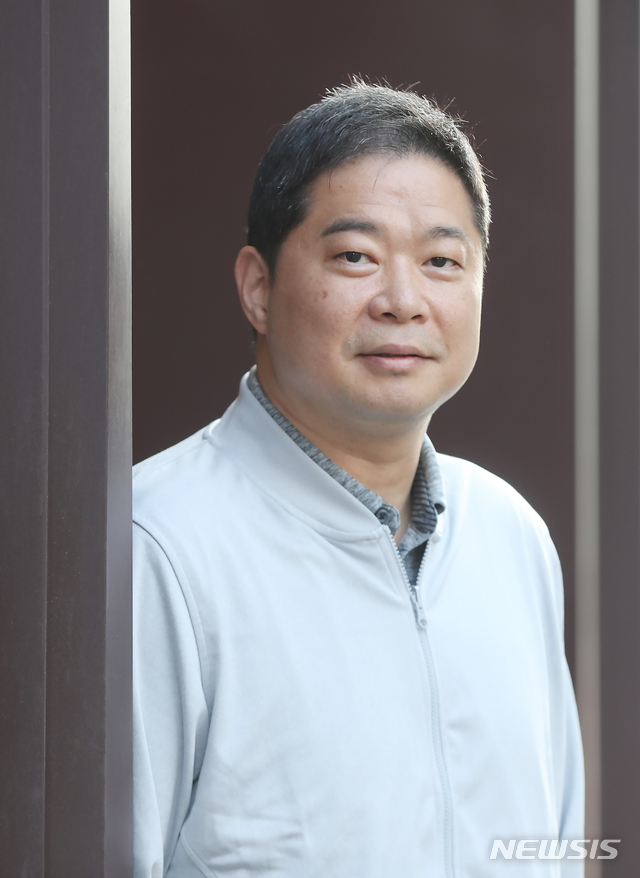 【서울=뉴시스】조수정 기자 = 현주엽 프로농구 창원 LG 감독이 4일 오후 서울 중구에서 인터뷰에 앞서 포즈를 취하고 있다. 2019.06.05. chocrystal@newsis.com