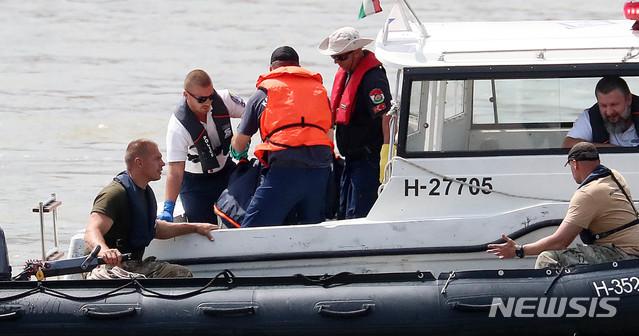 【부다페스트(헝가리)=뉴시스】추상철 기자 =유람선 침몰 사고 발생 일주일이 지난 4일 오후(현지시각) 헝가리 부다페스트 다뉴브강 사고현장에서 대한민국 정부 합동 신속 대응팀과 헝가리 구조대가 함께 추가 수습한 시신을 옮기고 있다. 2019.06.04.&nbsp;&nbsp;&nbsp; scchoo@newsis.com 