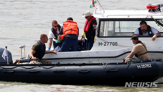 【부다페스트(헝가리)=뉴시스】추상철 기자 =유람선 침몰 사고 발생 일주일이 지난 4일 오후(현지시각) 헝가리 부다페스트 다뉴브강 사고현장에서 대한민국 정부 합동 신속 대응팀과 헝가리 구조대가 함께 추가 수습한 시신을 옮기고 있다. 2019.06.04.&nbsp;&nbsp;&nbsp; scchoo@newsis.com