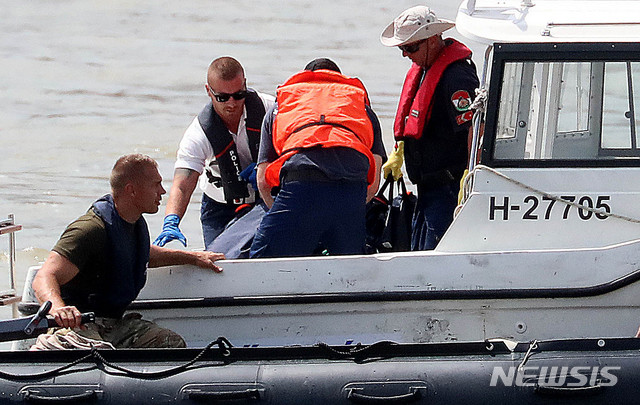 【부다페스트(헝가리)=뉴시스】추상철 기자 =유람선 침몰 사고 발생 일주일이 지난 4일 오후(현지시각) 헝가리 부다페스트 다뉴브강 사고현장에서 헝가리 구조대가 추가 수습한 시신을 옮기고 있다. 2019.06.04. scchoo@newsis.com
