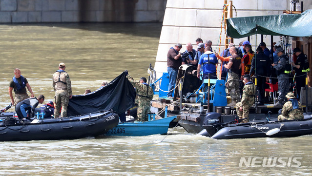 【부다페스트(헝가리)=뉴시스】추상철 기자 =유람선 침몰 사고 발생 일주일이 지난 4일 오후(현지시각) 헝가리 부다페스트 다뉴브강 사고현장에서 대한민국 정부 합동 신속 대응팀과 헝가리 구조대가 함께 추가 수습한 시신을 옮기고 있다. 2019.06.04.&nbsp; scchoo@newsis.com