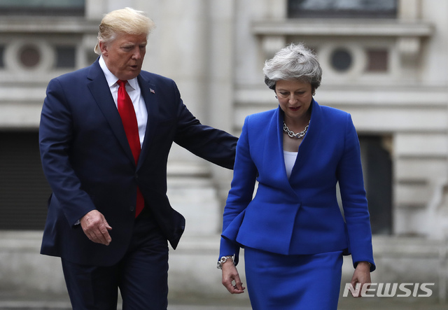  【런던=AP/뉴시스】도널드 트럼프 미 대통령과 테리사 메이 영국 총리가 4일 런던에서 정상회담을 마친 후 공동 기자회견장으로 향하고 있다. 2019.6.4 