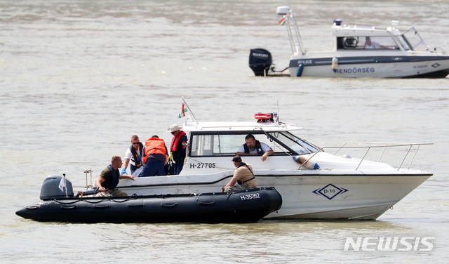 【부다페스트(헝가리)=뉴시스】추상철 기자 =유람선 침몰 사고 발생 일주일이 지난 4일 오후(현지시각) 헝가리 부다페스트 다뉴브강 사고현장에서 대한민국 정부 합동 신속 대응팀과 헝가리 구조대가 함께 추가 수습한 시신을 옮기고 있다. 2019.06.04.&nbsp; scchoo@newsis.com