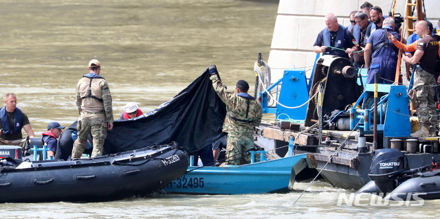【부다페스트(헝가리)=뉴시스】추상철 기자 =유람선 침몰 사고 발생 일주일이 지난 4일 오후(현지시각) 헝가리 부다페스트 다뉴브강 사고현장에서 대한민국 정부 합동 신속 대응팀과 헝가리 구조대가 함께 추가 수습한 시신을 옮기고 있다. 2019.06.04.&nbsp; scchoo@newsis.com