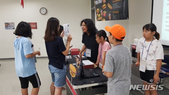 【서울=뉴시스】서울 노원구는 여름방학을 맞아 '노원 어린이 원어민 영어캠프 및 과학체험교실'을 운영한다고 5일 밝혔다. 2019.06.05. (사진=노원구 제공)