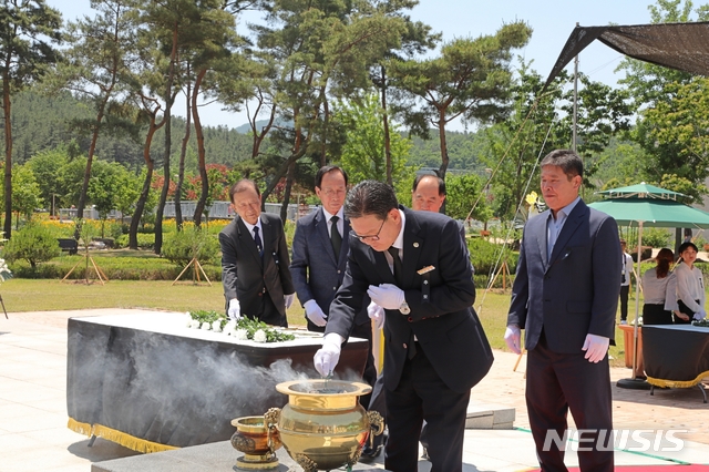 【영동=뉴시스】이성기 기자 = 6·25 한국전쟁 당시 미군에 의한 양민학살 사건인 ‘노근리사건’ 희생자의 넋을 위로하기 위해 5일 충북 영동 노근리평화공원에서 열린 '69주기 노근리사건 희생자 합동위령제'에서 박세복 영동군수가 분향하고 있다.2019.06.05.(사진=영동군 제공) photo@newsis.com. 