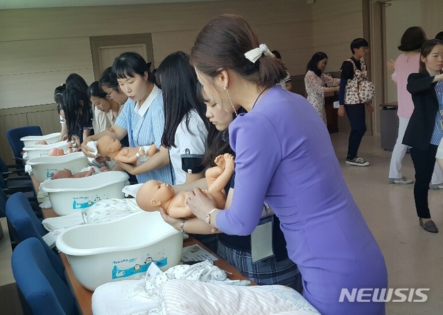 【영동=뉴시스】충북 영동교육지원청 ‘성 존중 토론회’에서 신생아 돌보기 체험을 하는 학생들.(사진=영동교육지원청 제공) photo@newsis.com 이 사진은 기사와 직접적인 관련 없음.