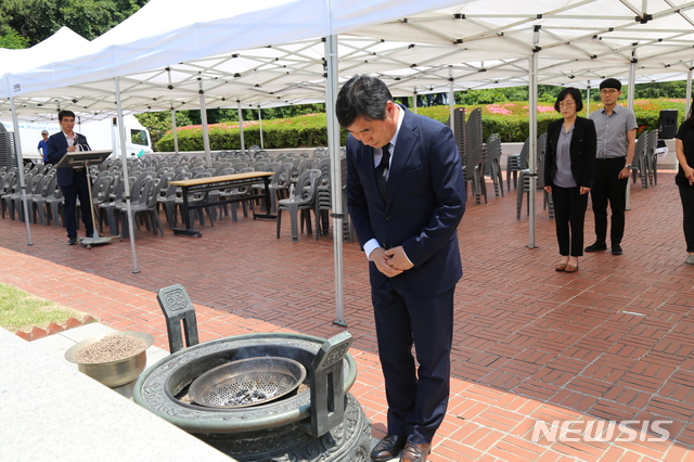 【창원=뉴시스】경남지방조달청, 충혼탑 참배. 2019.06.05. (사진=경남지방조달청 제공) photo@newsis.com