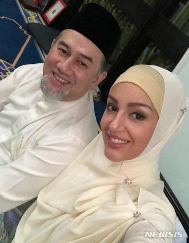 【서울=뉴시스】 말레이시아 클란탄주 술탄인 무하맛 5세와 결혼한 러시아 미스 모스크바 출신 모델 옥사나 보예보디나는 지난달 4일(현지시간) 인스타그램에 "지난달 21일 아들을 낳았다"며 아들의 발바닥 사진과 소감을 담은 글을 올렸다. 사진은 그가 공개한 이슬람식 결혼사진. 2019.07.18