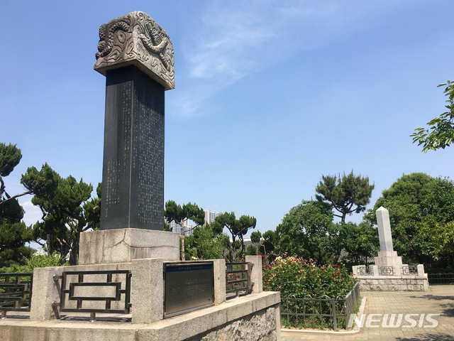 【대구=뉴시스】배소영 기자 = 현충일인 6일 대구시 중구 달성동 달성공원에 세워진 석주 이상룡(사진 왼편)과 왕산 허위 선생(사진 오른편)의 기념비. 2019.06.06.soso@newsis.com