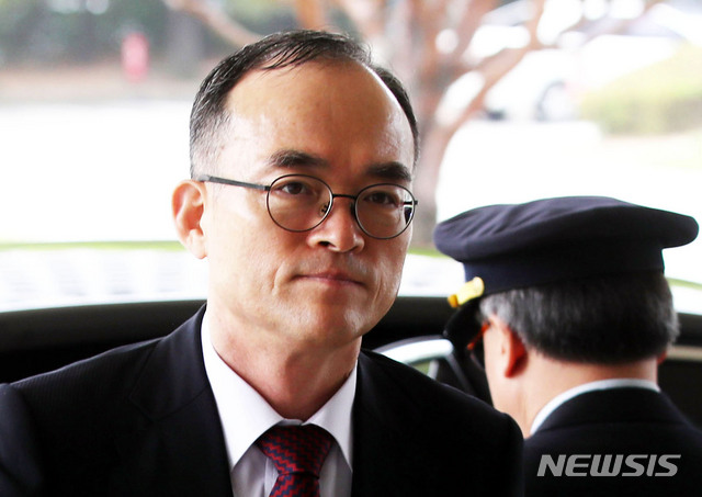 【서울=뉴시스】박미소 기자 = 문무일 검찰총장이 지난 5일 오전 서울 서초구 대검찰청으로 출근하고 있다. 2019.06.05. misocamera@newsis.com