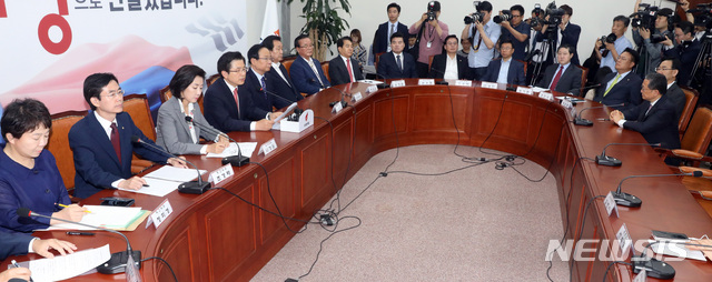 【서울=뉴시스】 박영태 기자 = 지난 5일 오전 서울 여의도 국회에서 열린 자유한국당 당대표 및 최고위원-중진의원 연석회의에서 황교안 대표가 발언하고 있다. 2019.06.05.since1999@newsis.com